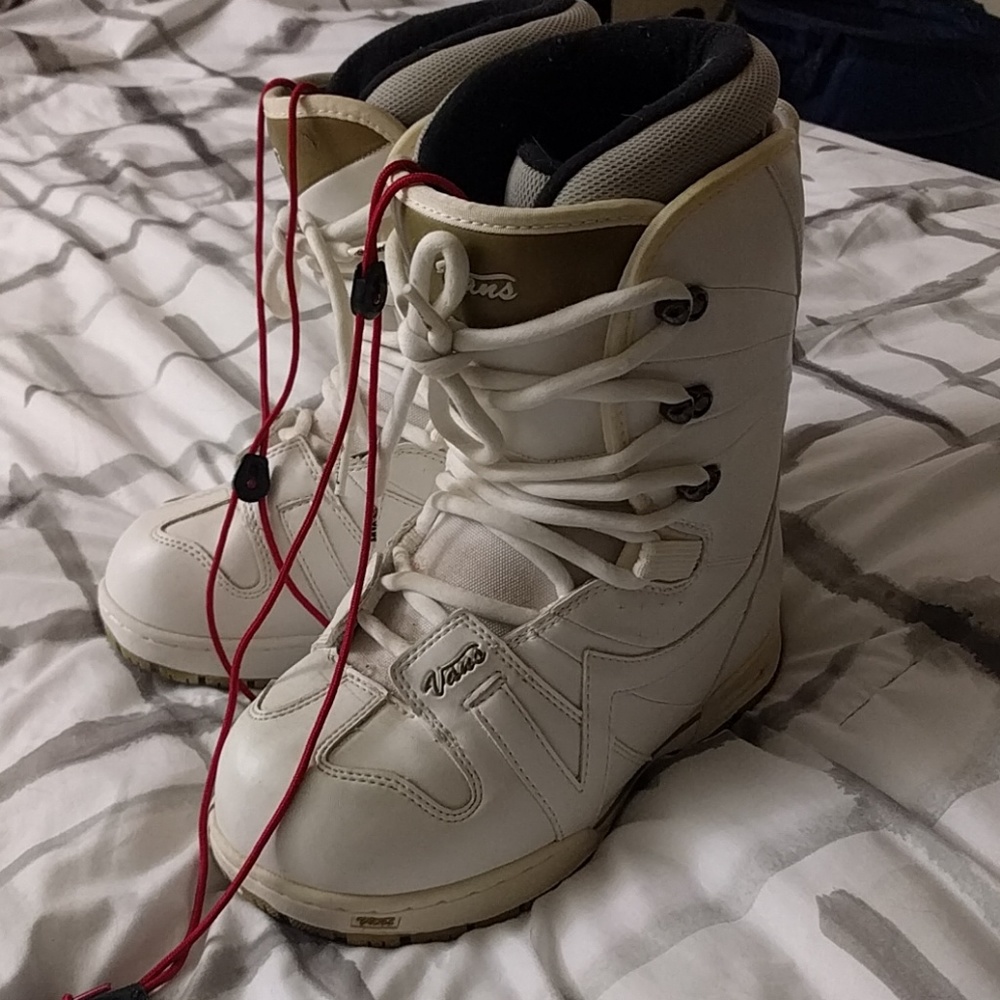 Snowboard boots